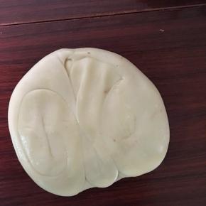 压扁，稍微擀开