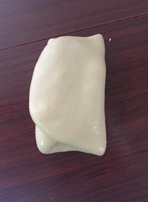 左右各1/3位置向中间对折，然后盖上保鲜膜静止10分钟