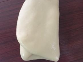左右各1/3位置向中间对折，然后盖上保鲜膜静止10分钟