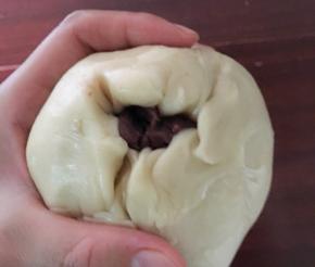 将红豆泥包进去，并捏紧收口