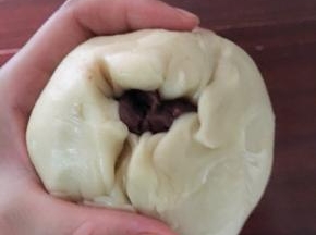将红豆泥包进去，并捏紧收口