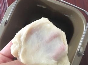 油皮揉至出薄膜即可盖上保鲜膜静止15分钟