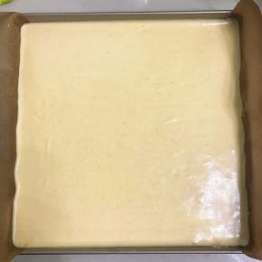 从30厘米高处倒入28x28的学厨烤盘里，烤盘预先放上油布，借用刮刀抹平，用力震几下震去气泡。