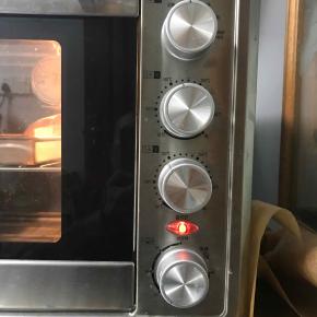  送入提前预热好的烤箱中层，上火165 度下火145 度25 分钟。