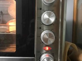  送入提前预热好的烤箱中层，上火165 度下火145 度25 分钟。