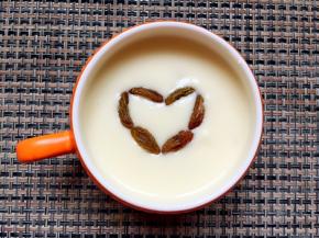 摆上葡萄干就可以享用啦！