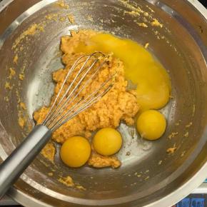 蛋黄和蛋白分开，装蛋白的盆一定要无油无水，蛋黄直接放入南瓜面糊中，用手动打蛋器Z字型搅拌均匀，不要过度搅拌防起筋。