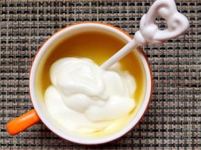 再加入酸奶搅拌均匀。