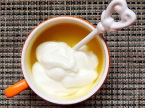 再加入酸奶搅拌均匀。