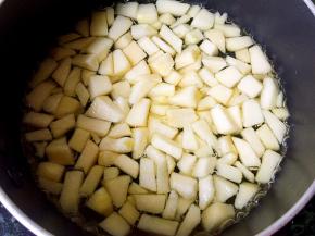 水烧开放入苹果粒煮1分钟。