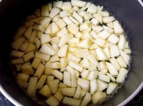 水烧开放入苹果粒煮1分钟。