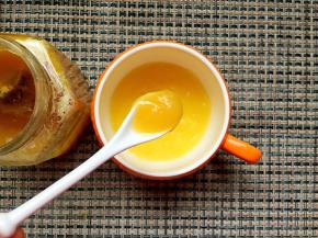 加一勺蜂蜜在苹果泥里搅拌均匀。