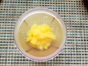 捞出2/3煮苹果，用料理机打成泥。