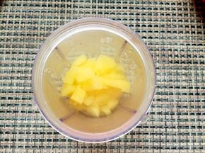 捞出2/3煮苹果，用料理机打成泥。