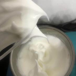  打蛋白，蛋白里加入几滴白醋，用电动打蛋器高速打发，白砂糖分三次加入，最后转低速打至拿起打蛋头有小弯钩状态。