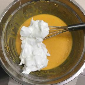 加入三分之一蛋白糊