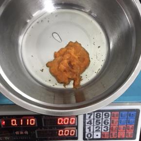 把玉米油和南瓜泥放入盆里用手动打蛋器充分搅拌至完全乳化。