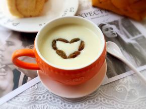 既有苹果的香甜，又有酸奶的酸香，还有葡萄干的嚼劲，非常好吃！