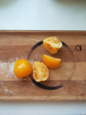 冻黄西红柿切开，切成小块。