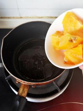 小锅烧热放入油 油温升起放入切好的冻黄西红柿