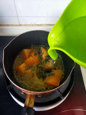 要想吃块状西红柿的翻炒几下就加入水，不要块状的就多炒一会。