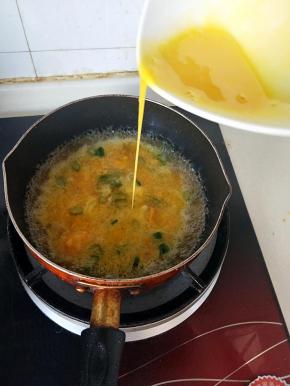 水滚开后转圈倒上打散的鸡蛋液