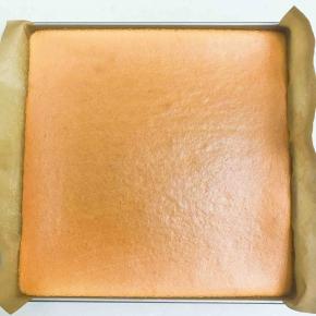 乀出炉后震一下烤盘，拿住油布拖出蛋糕体移至烤网上稍凉，翻面撕开油布，再翻面，表面盖上油布防干。
凉至微热后，最身边的斜切一刀，借用擀面仗连同油布慢慢卷起，一边卷一边拉起油布，卷好后连同油布一起放入冰箱冷藏半小时定型。