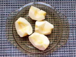 将苹果去皮去核。