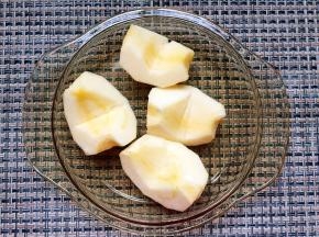 将苹果去皮去核。