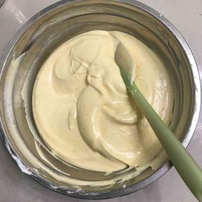 继续用手动打蛋器z字搅拌均匀，最后再用刮刀彻底从盆底下翻伴均匀。