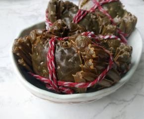 螃蟹洗净，用厨房纸擦干水分。
