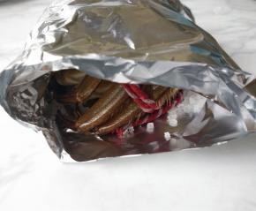 将螃蟹包起来（两边不需要封口）