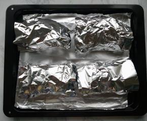 依次包好所有螃蟹，放在烤盘中。