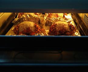 送入预热好的烤箱，上下火220度，烘烤50分钟。烤到最后5分钟时，揭开锡纸继续烤。烤干表面水分即可出炉。