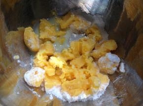 在软化的黄油中加入糖粉