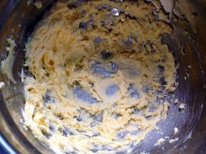 用电动打蛋器打发至蓬松，颜色发白