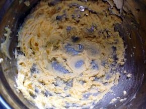 用电动打蛋器打发至蓬松，颜色发白