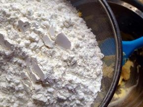 筛入低筋粉，玉米淀粉和盐