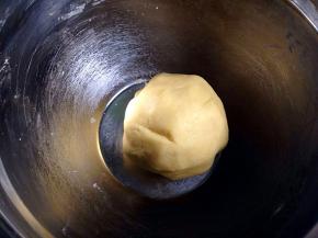 搅拌均匀，用手和成光滑的面团，放冰箱冷藏20分钟