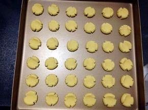 逐个用大拇指轻轻按压