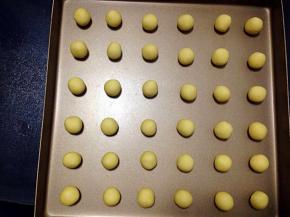 将面团分割成36个小剂子，每个大约5克，搓圆，均匀摆入烤盘