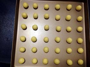 将面团分割成36个小剂子，每个大约5克，搓圆，均匀摆入烤盘
