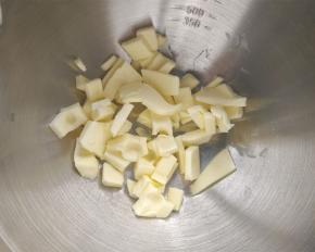 黄油切成小块，室温软化。