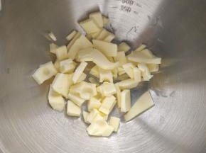 黄油切成小块，室温软化。