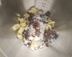 在黄油中加入红糖和白糖，用电动打蛋器充分打发。