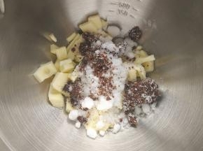 在黄油中加入红糖和白糖，用电动打蛋器充分打发。