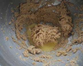 加入海盐打发至体积变大。分三次加入蛋液，每次都要搅拌均匀至完全吸收，再加入下一次。