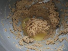 加入海盐打发至体积变大。分三次加入蛋液，每次都要搅拌均匀至完全吸收，再加入下一次。