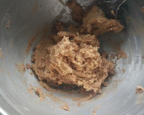 所有粉类混合过筛，加入搅拌盆中，用刮刀拌匀。