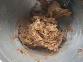 所有粉类混合过筛，加入搅拌盆中，用刮刀拌匀。